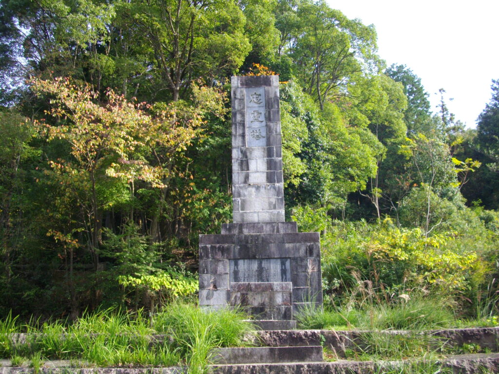 10：13　階段を上がると忠霊塔がありました。