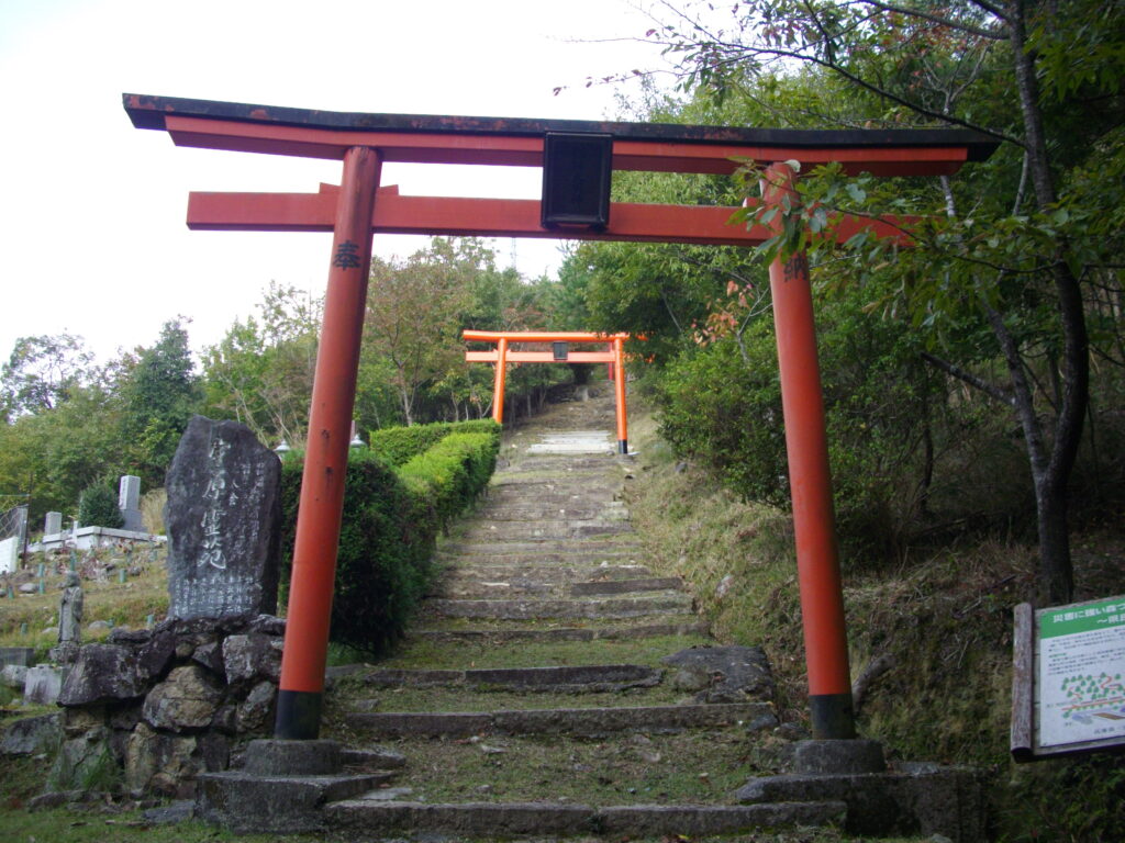 10：18　しばらく行くとお墓があり、その奥に鳥居がありました。ここから山の中に入っていきます。