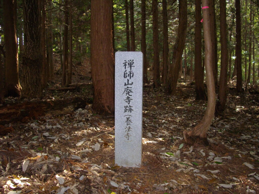 10：58　廃寺跡の石碑です。