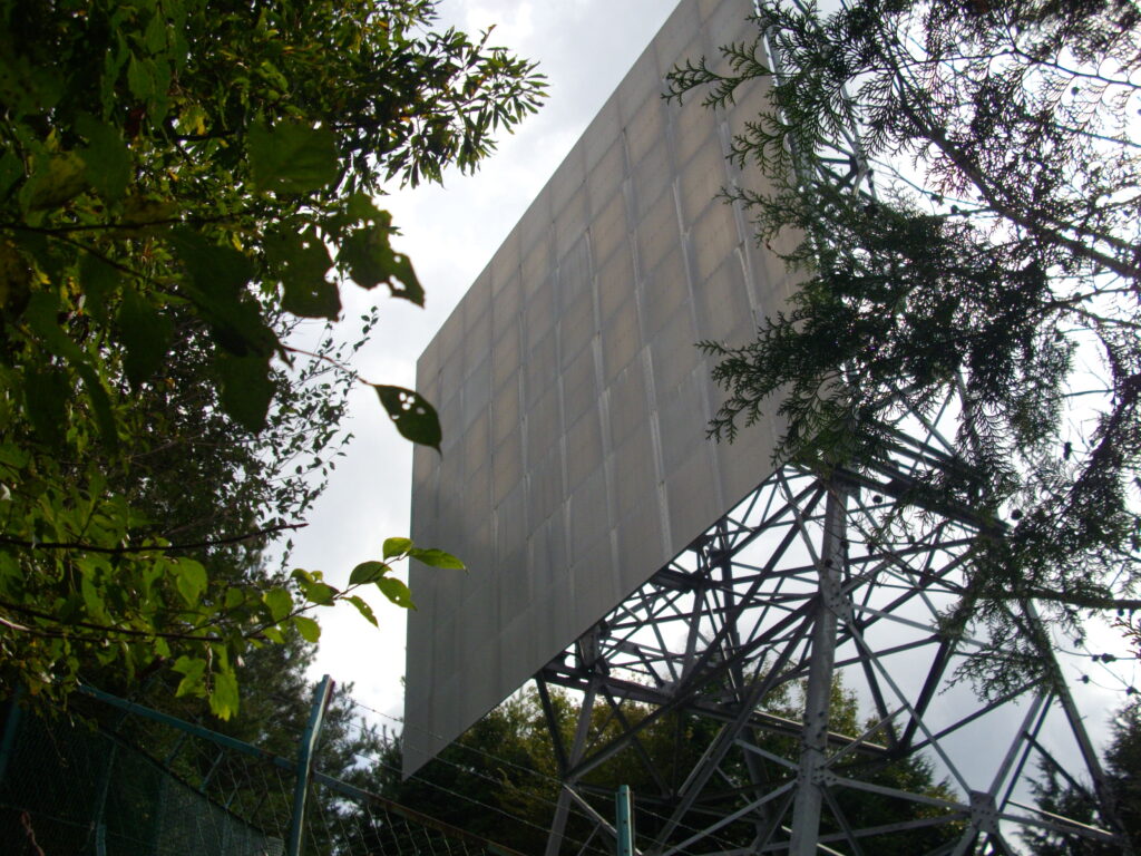 11：05　頂上かと思った所に反射板がありました。頂上まではもう少しかかります。