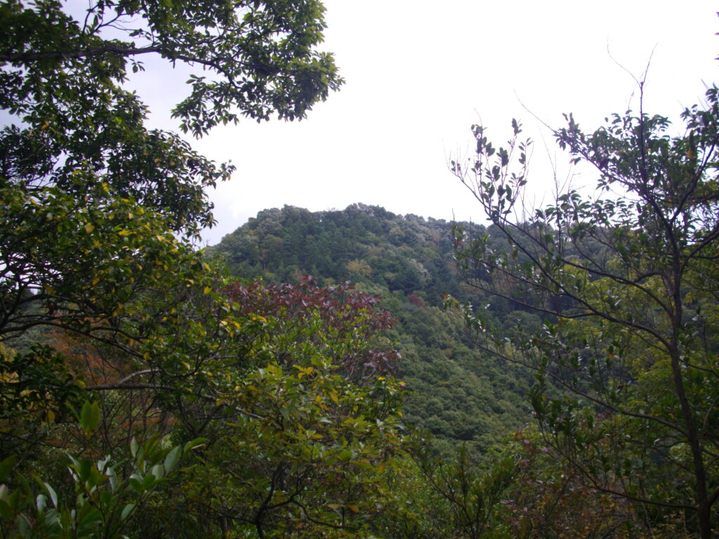 11：35　尾根コース途中から見た禅師山です。