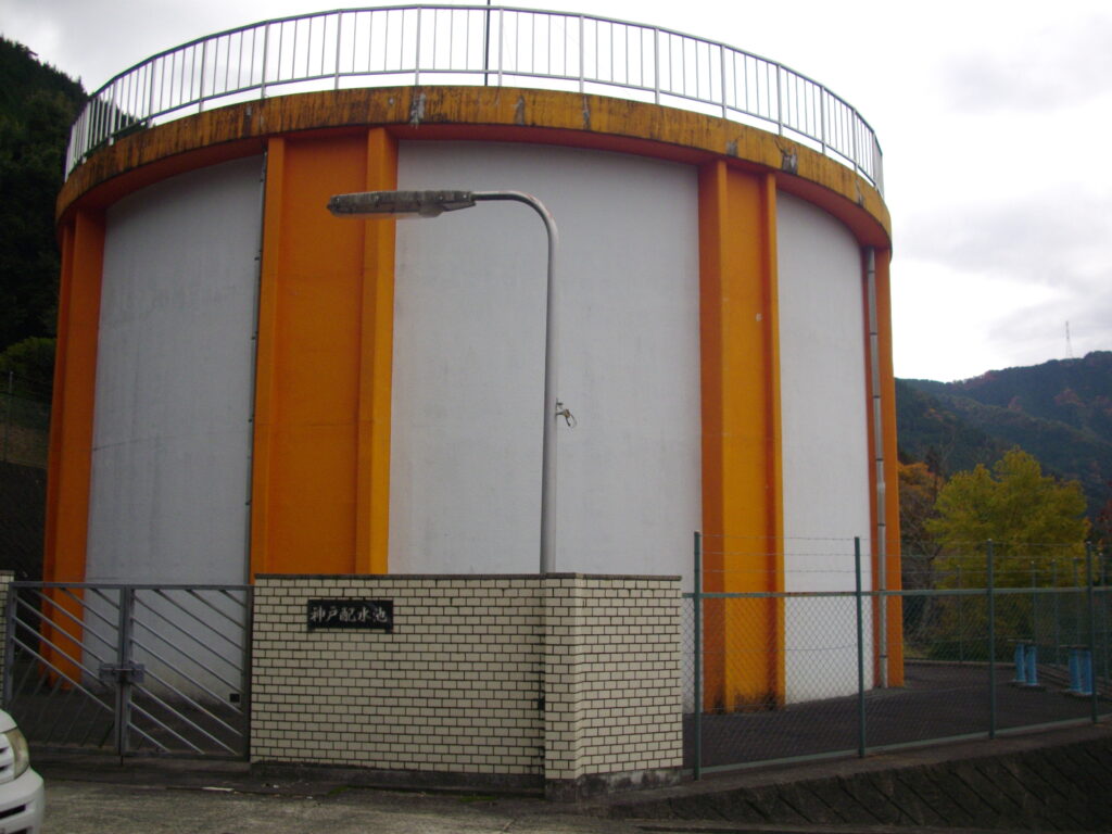 10:50 入り口から細い舗装路を上っていくと、貯水タンクに着きます。