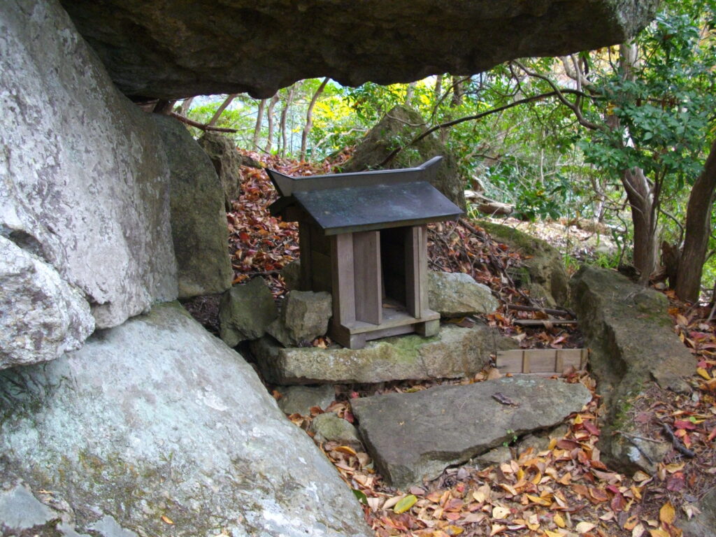 11:10 のぼったところにある小さな祠です。