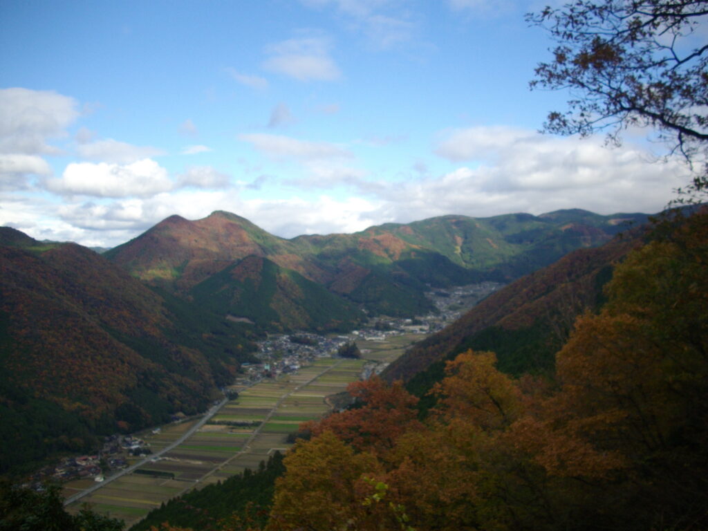 11:16 頂上から見える景色です(北?)。紅葉もピークを少し過ぎたような感じです。