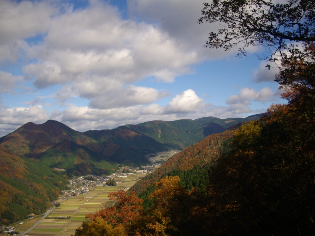 11:34 いつかこの稜線を歩いていって見たいです。さて、そろそろ下山します。往路と同じコースを降ります。