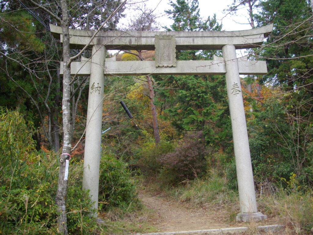 12:10 鳥居をくぐって最上山の駐車場に出て、さらに下って、車道を歩きます。