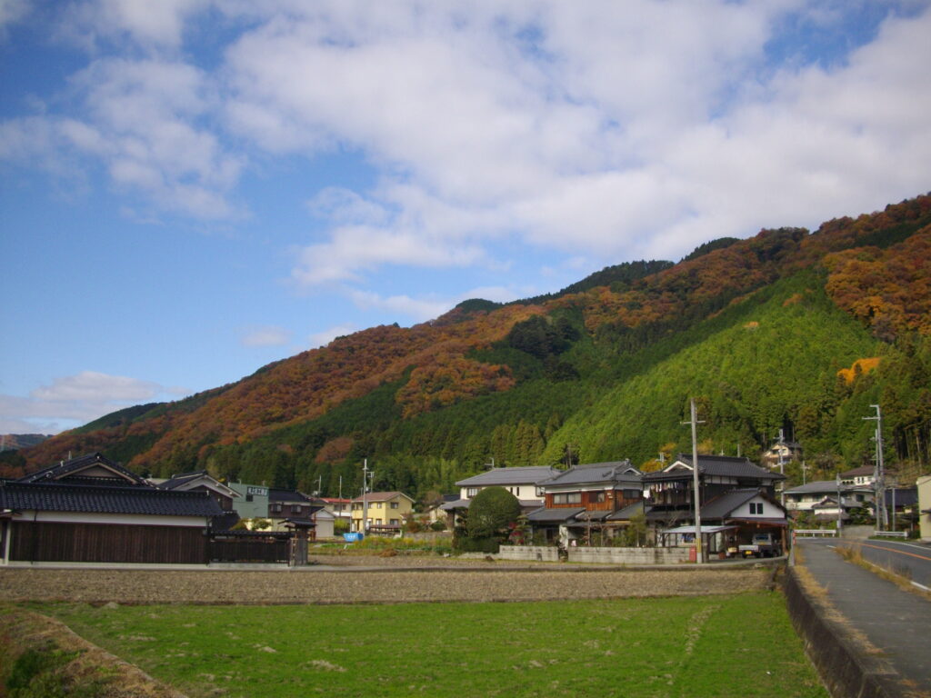 13:14 ようやく駐車場まで戻ってきました。写真は少し手前の橋を越えたところです。
