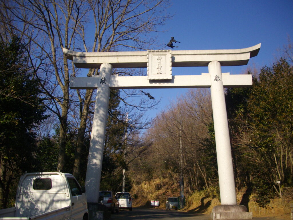 9:36 舗装された参道の入り口にある鳥居です。このソバに車を止めさせてもらいました。