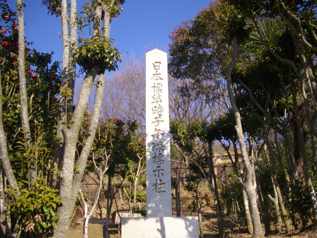 9:40 登山口の表示のすぐ横に子午線表示柱があります。雌岡山は頂上ではありませんが、子午線が通る山なんです。