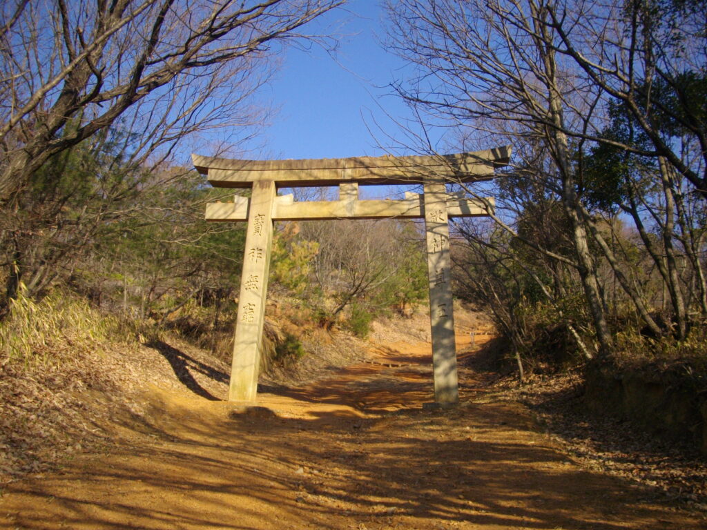 9:40 この鳥居をくぐって登っていきます。祭りの時太鼓は、今は舗装された方の道を登っていきますが、昔はここを山頂まで担いで登っていました。昔の人は大変だったんですよ。