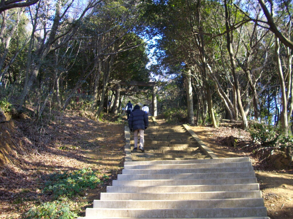 9:45 少し上にある階段です。平日ですが、けっこう登っている人が多いです。