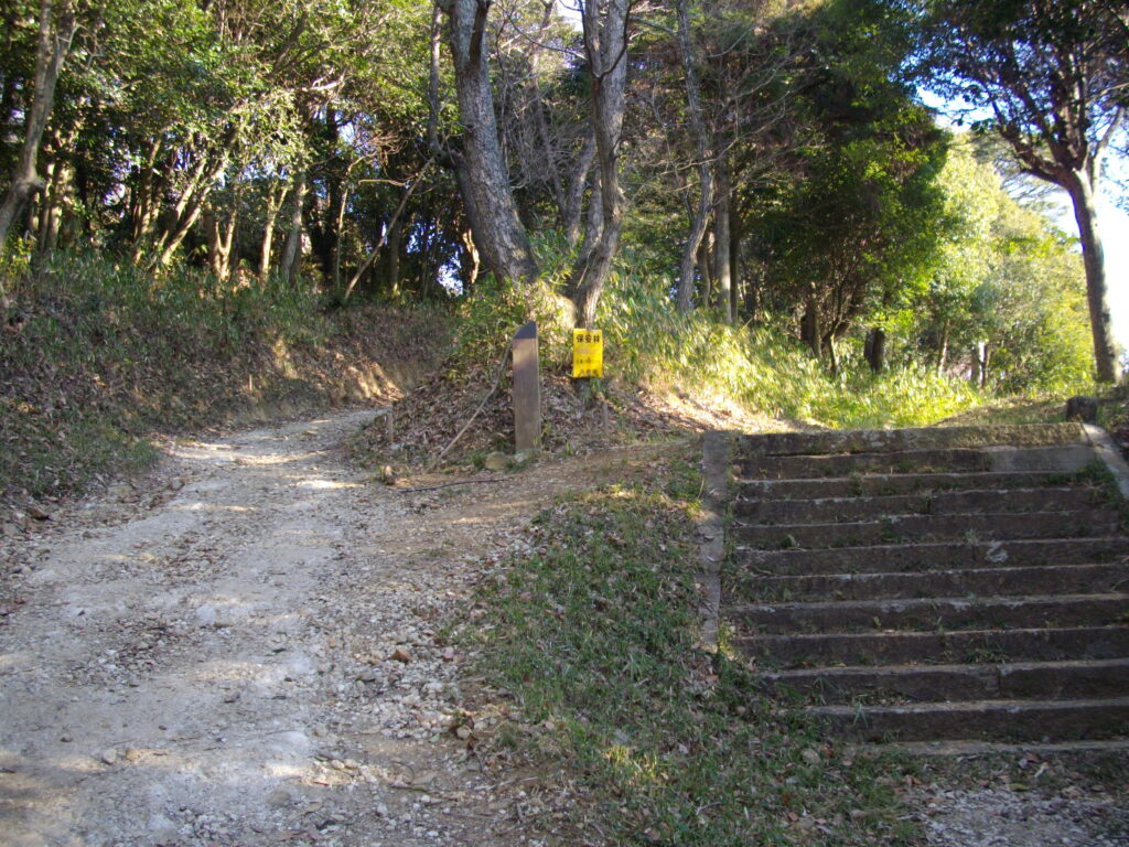 9:46 頂上すぐ手前の分岐点です。どちらを行ってもあとわずかです。右に行くと最後は階段を上ることになります。