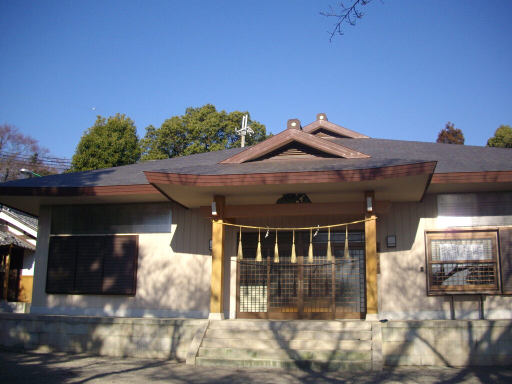 9:48 山頂に着きました。これは最近新しく立て直した社務所です。トイレがキレイになったので、ありがたいです。