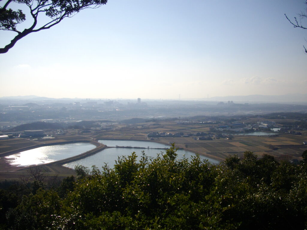 9:48 ここからは南側がよく見えます。ちょっとかすんでいて見えにくいですが、ほぼ正面に明石海峡大橋が見えます。そのすぐ右側は淡路島です。