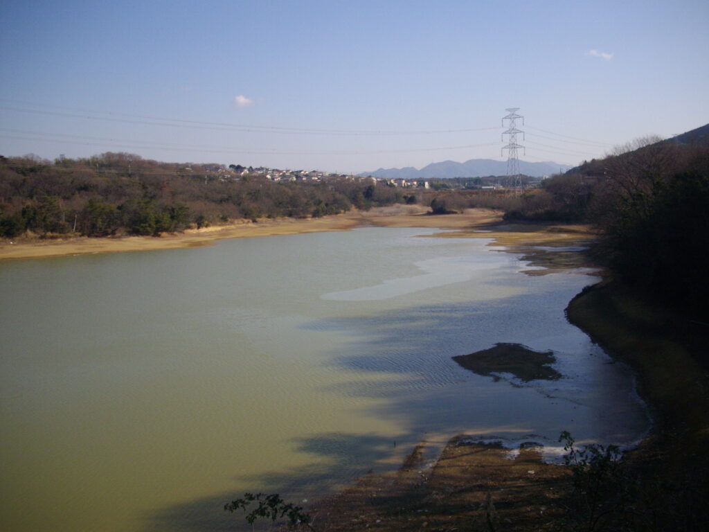 10:02 金棒池です。冬だからか、水が抜かれています。
