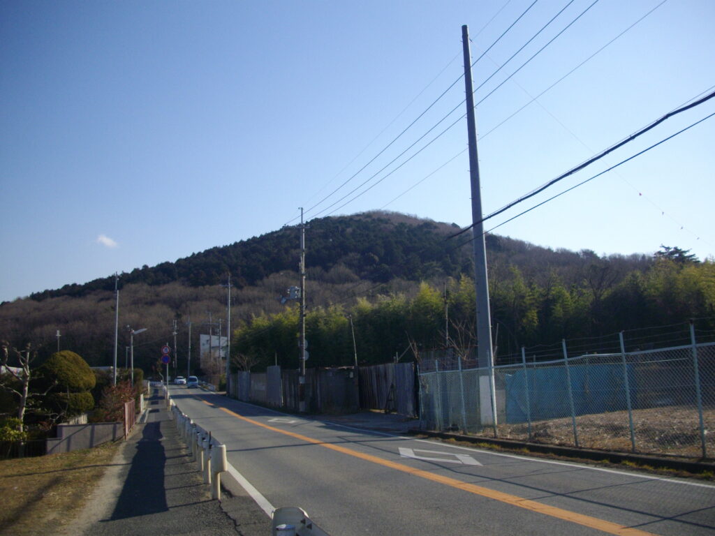 10:11 金棒池の東側より見た雄岡山です。