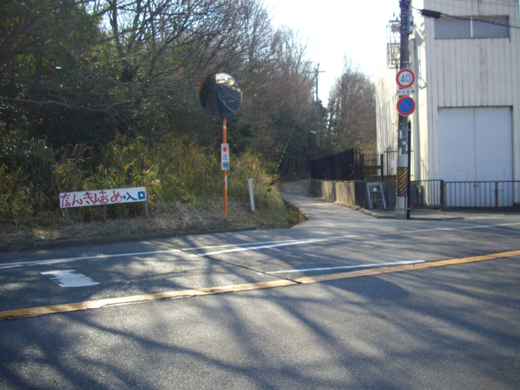10:14 登山口はわかりにくいんですが、この通路を登っていったところにあります。