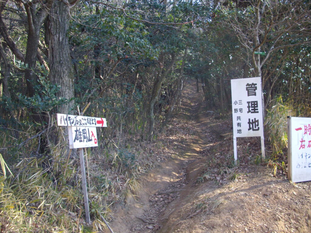 10:16 登山道入り口付近の様子です。