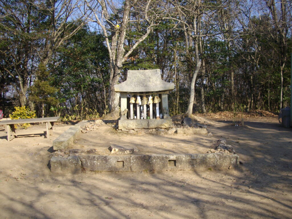 10:19 山頂にある祠です。