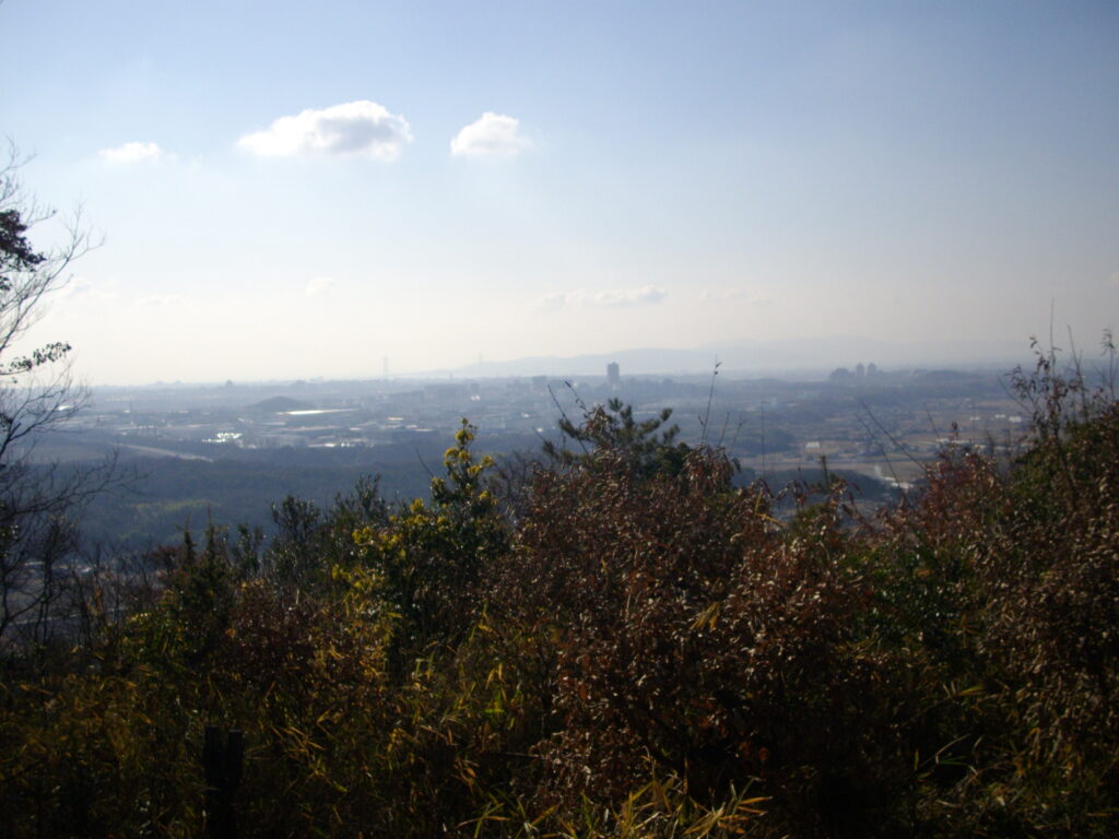 10:19 雄岡山も南側だけが開けています。若干手前を防ぐ木がありますが。