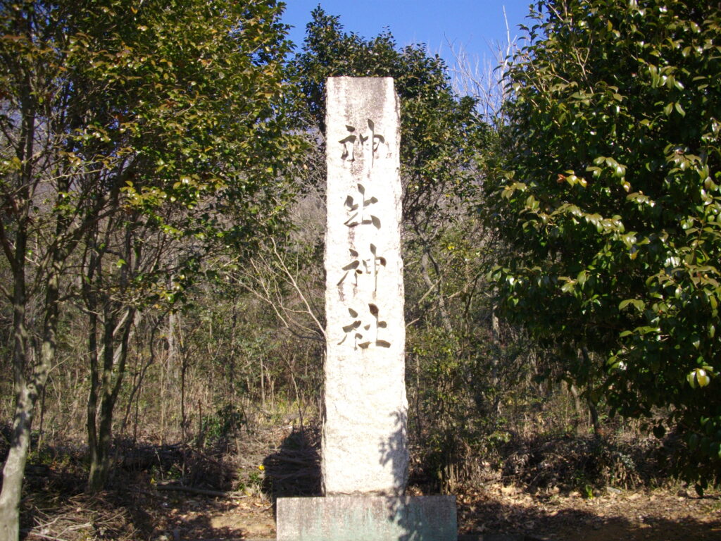 11:12 ひたすら道路を歩いてようやく最初の鳥居まで戻ってきました。