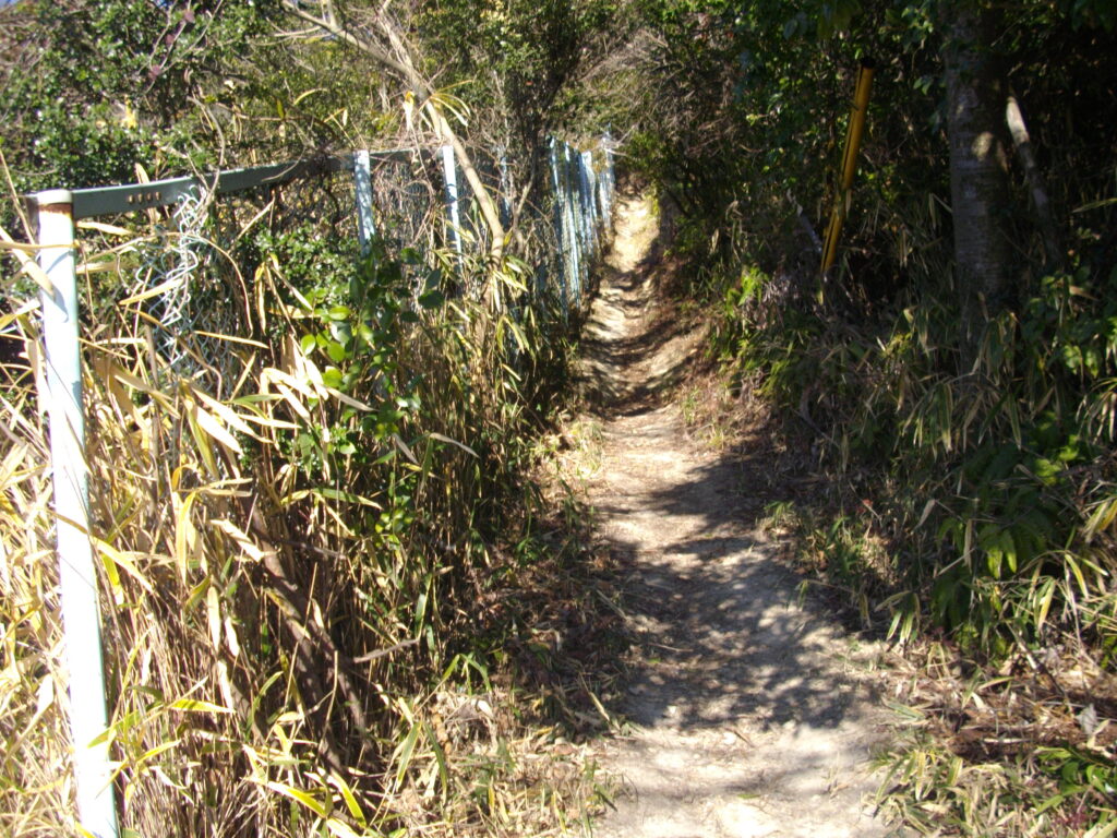 11：09　平荘湖アクア交流館の横にある登山口からスタートです。