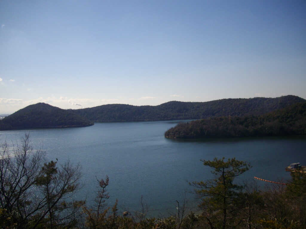 11：12　途中から見える平荘湖の景色です。