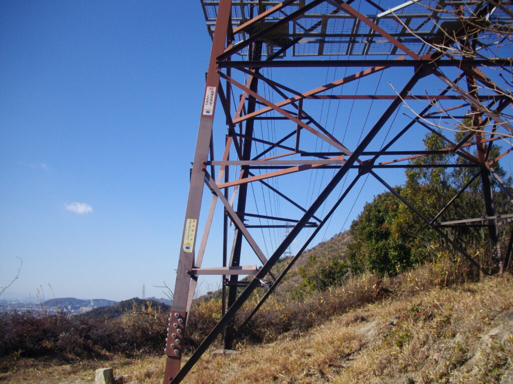 11:13　途中にある鉄塔です。東側に変電所があるせいで、この周辺にはたくさん鉄塔が建っています。