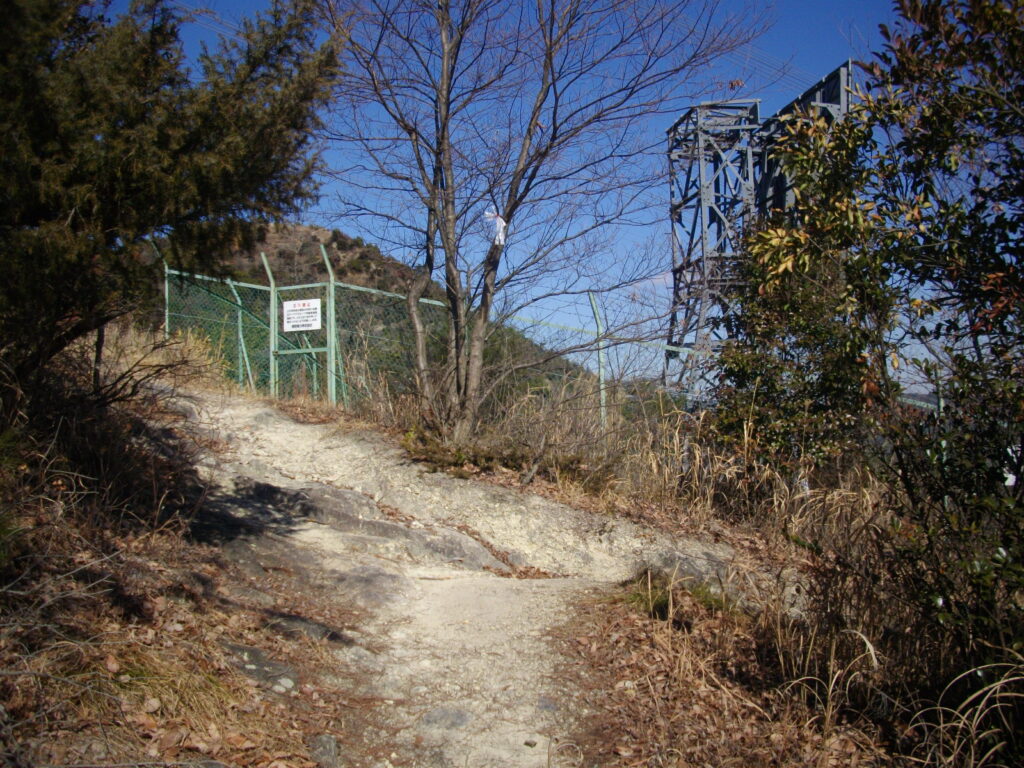 11：19　尾根道にはいります。右へ行くと小さなピークがあります。
