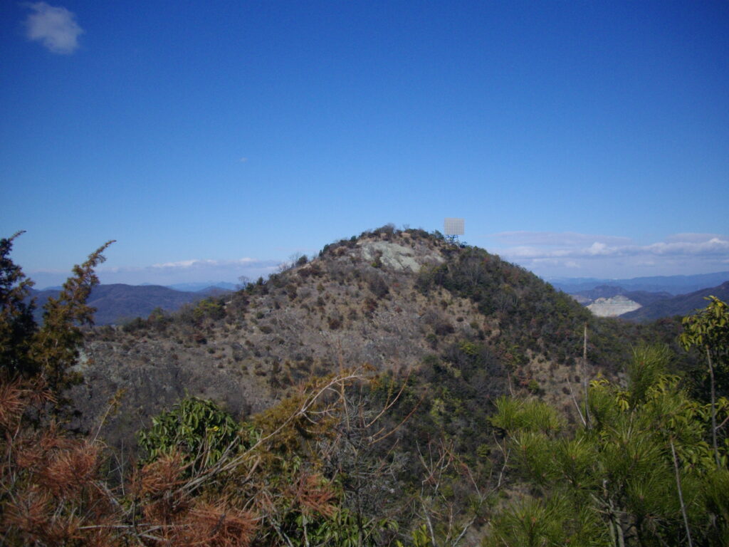 11：33　185mピークからみた飯盛山です。