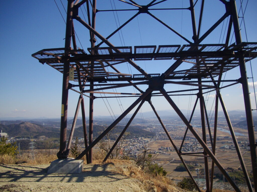 11：33　ここにも鉄塔が建っています。ここからも周辺がよく見えます。