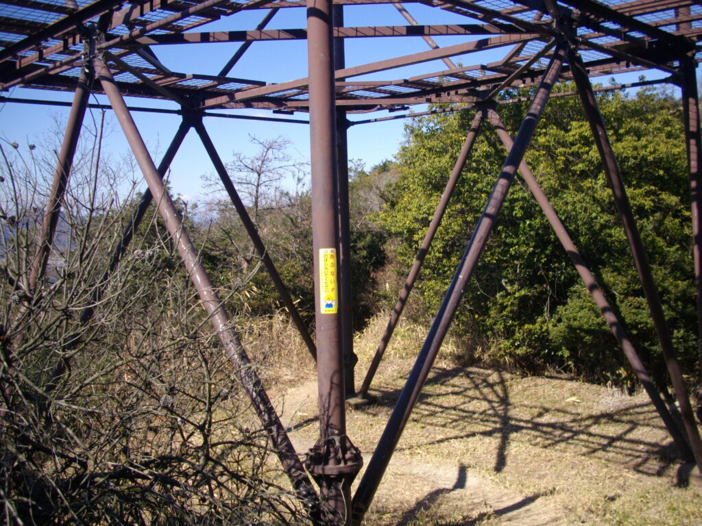 11：38　またまた鉄塔があります。