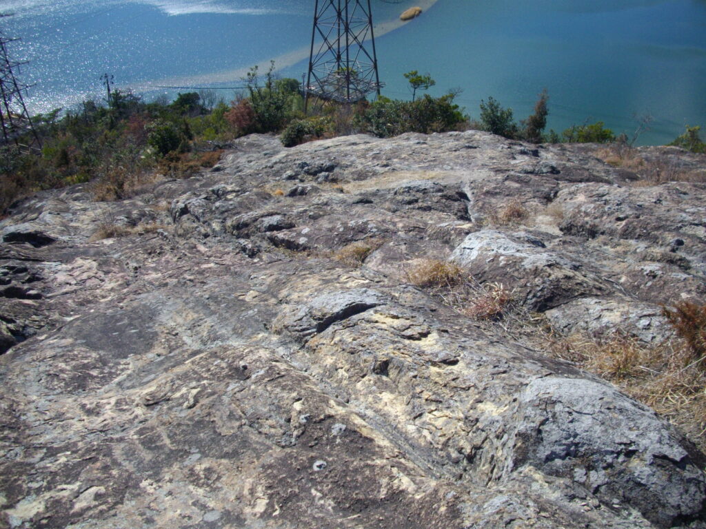 11：24　かなり急な下りになります。目標は中央の鉄塔です。