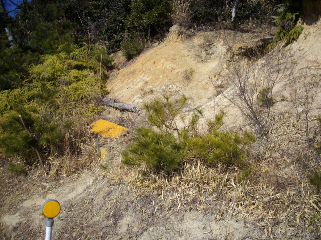 12：31　すぐに西側の登山口に出ます。登山口の表示はありません。