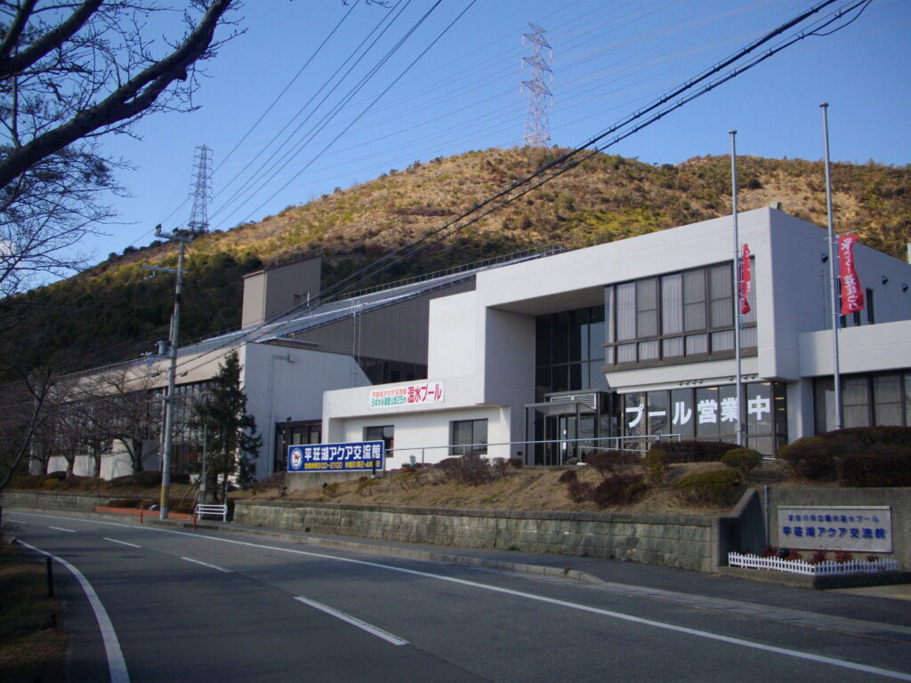 12：38　平荘湖アクア交流館まで、道路を歩いて戻ります。