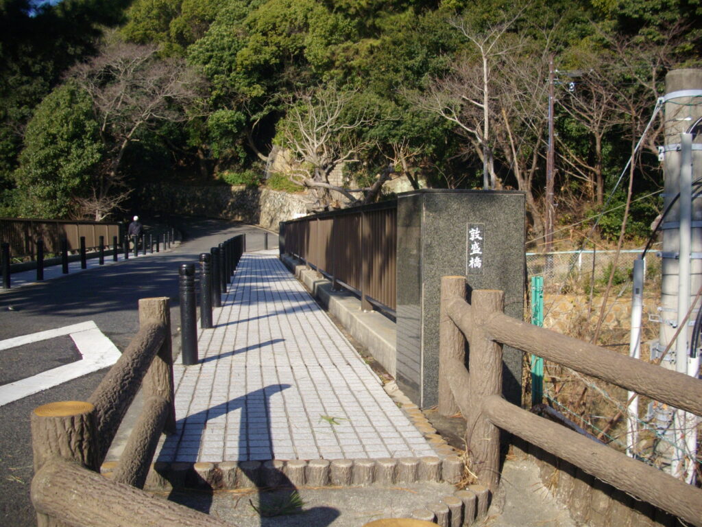 9：16　敦盛橋を渡ります。