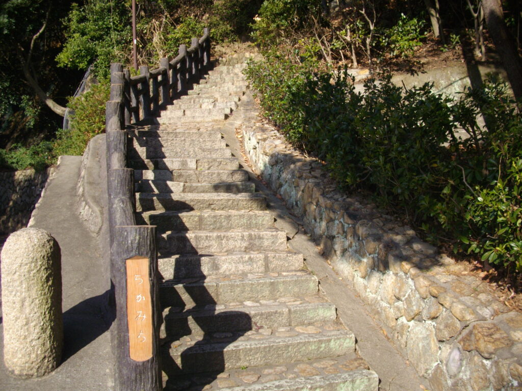 9：17　ちかみちの階段を上がります。