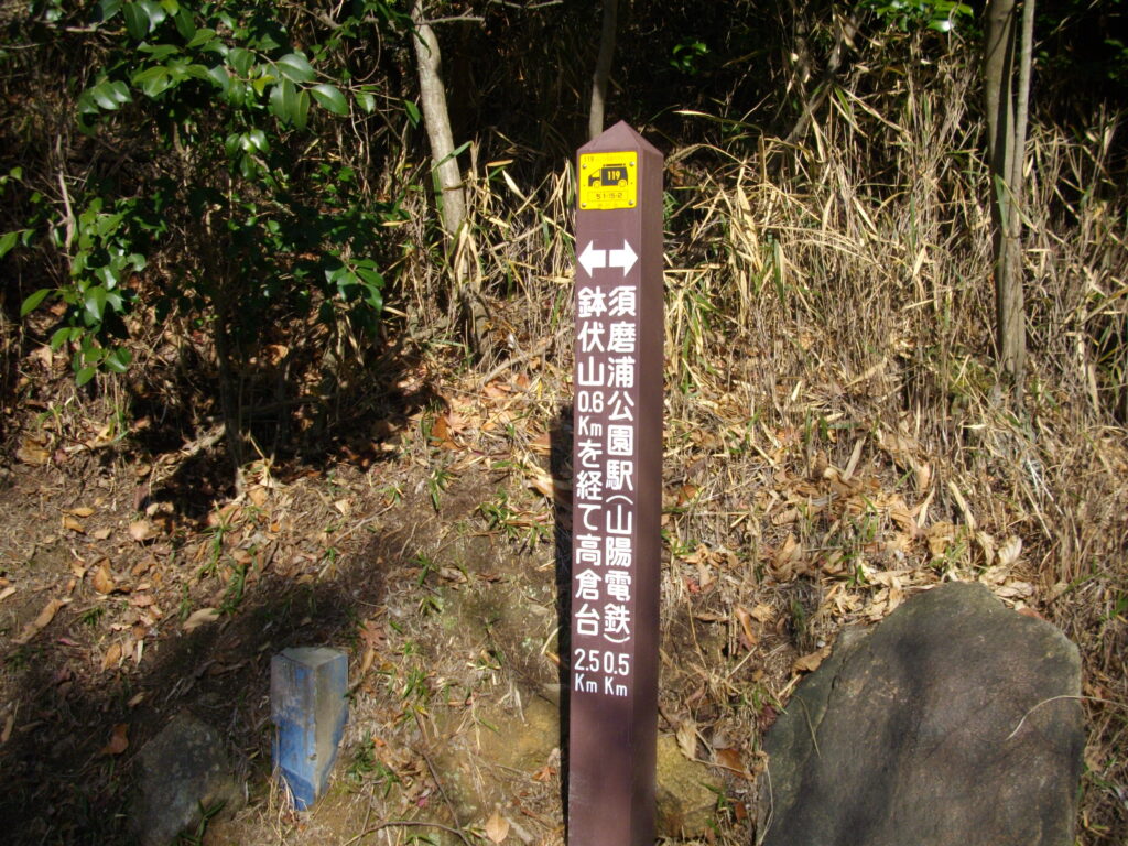9：22　道路を渡って行くと案内柱があります。