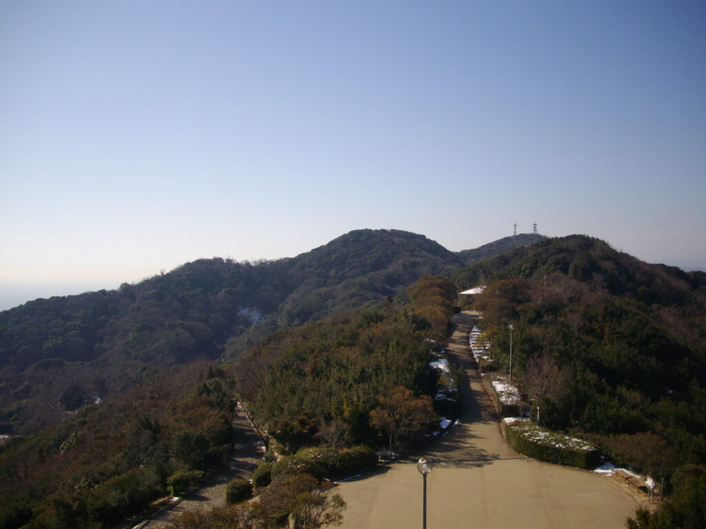 10：07　おらが茶屋の屋上から鉄拐山を振り返ったところです。