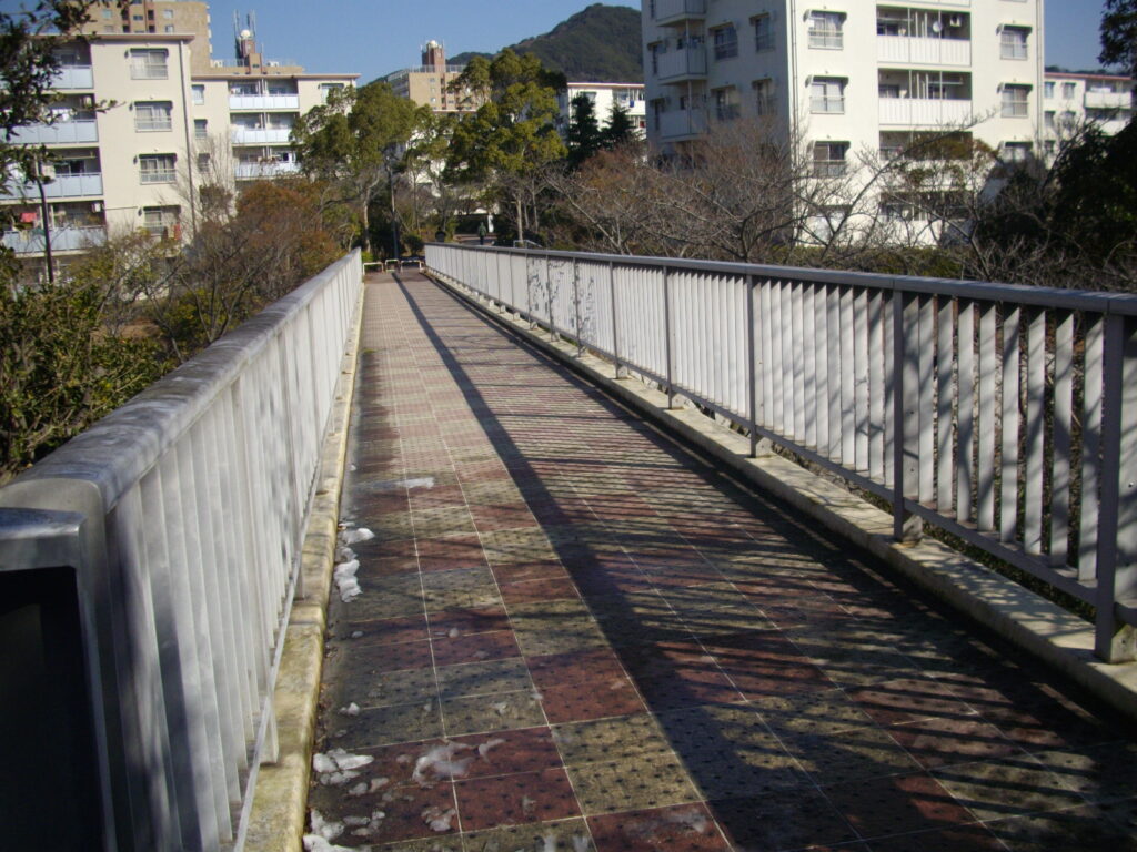 10：12　階段を下りるとさつきばしを渡ります。向こうは高倉台の団地です。