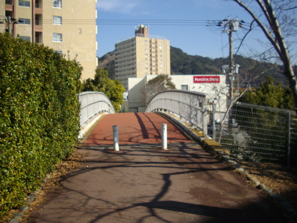 10：15　陸橋を渡ります。渡るとショッピングモールがあります。お昼ご飯やおやつを調達できます。また、銀行もあります。