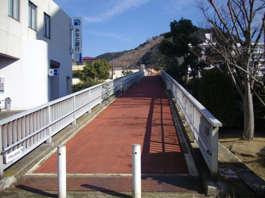 10：24　やまぶきはしを渡ります。