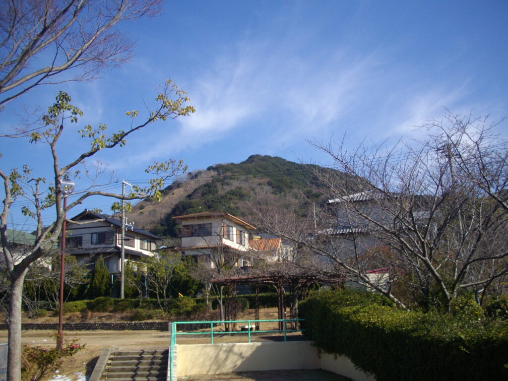 10：25　高倉台の東端から見た栂尾山です。