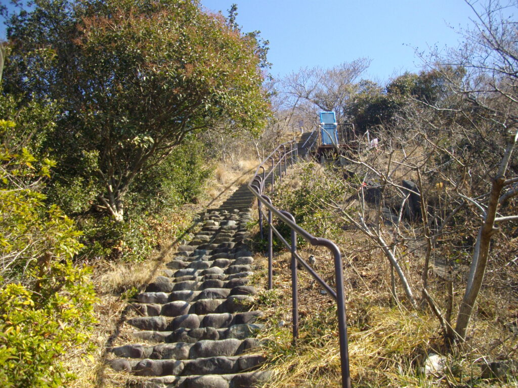 10：30　道路を渡り登山口から階段を上ります。通常は、高倉台から陸橋で渡れるのですが、今日は工事中だったので、いったん道路に降りて渡り、下の登山口から登りました。とんでもない数の階段を上らされます。
