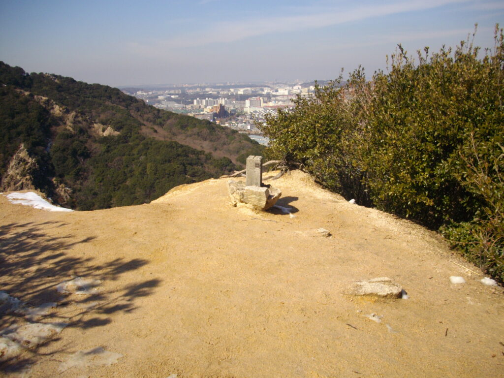 11：12　東山の三角点です。景色がいいので、ここで昼食にしました。