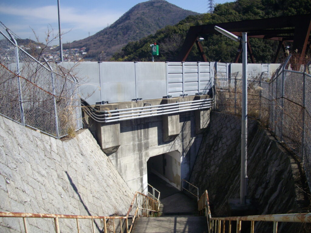 11：44　横尾山を下りて、高取山に向かいます。途中、高速道の下をくぐります。