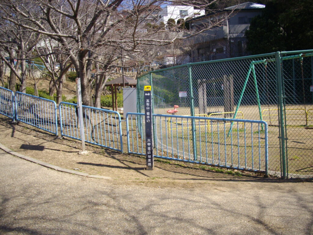 12：02　登り切ると公園があります。ここを右へ進みます。