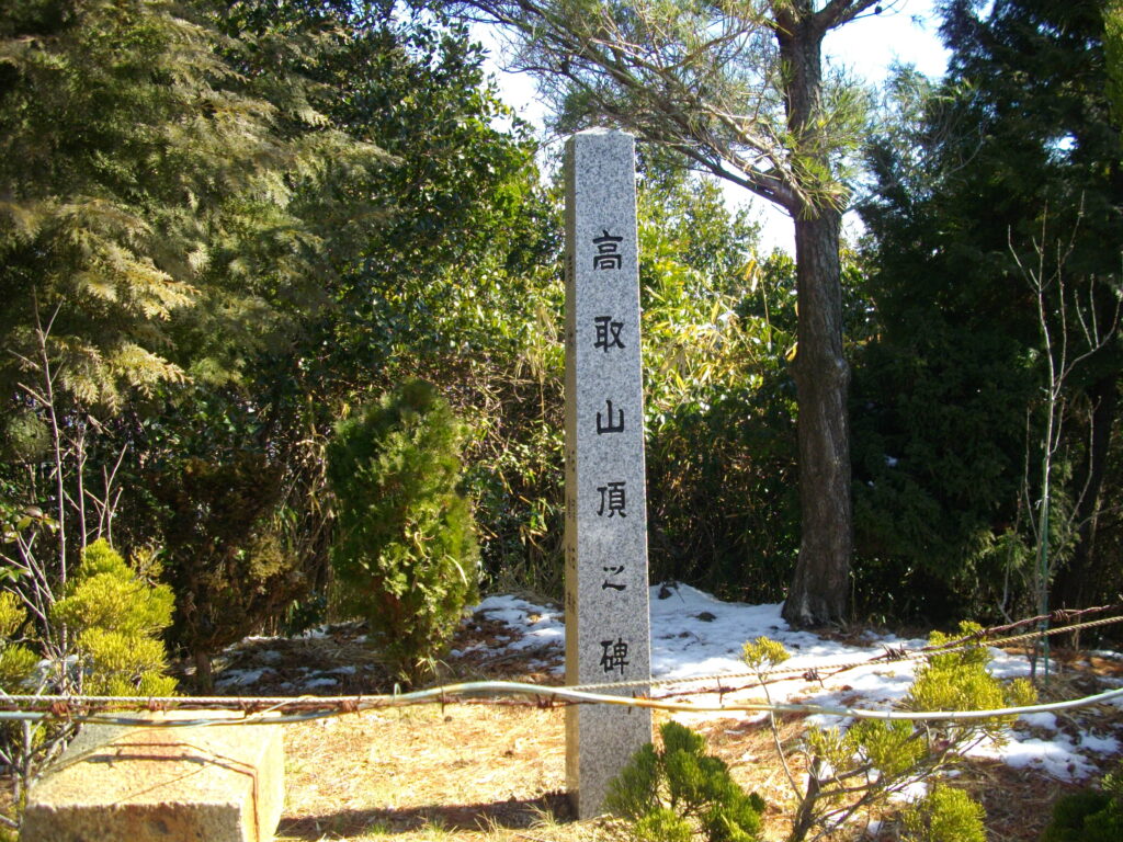 12：40　この神社の奥宮に高取山頂の碑があります。けっこうな数の階段を上らされます。