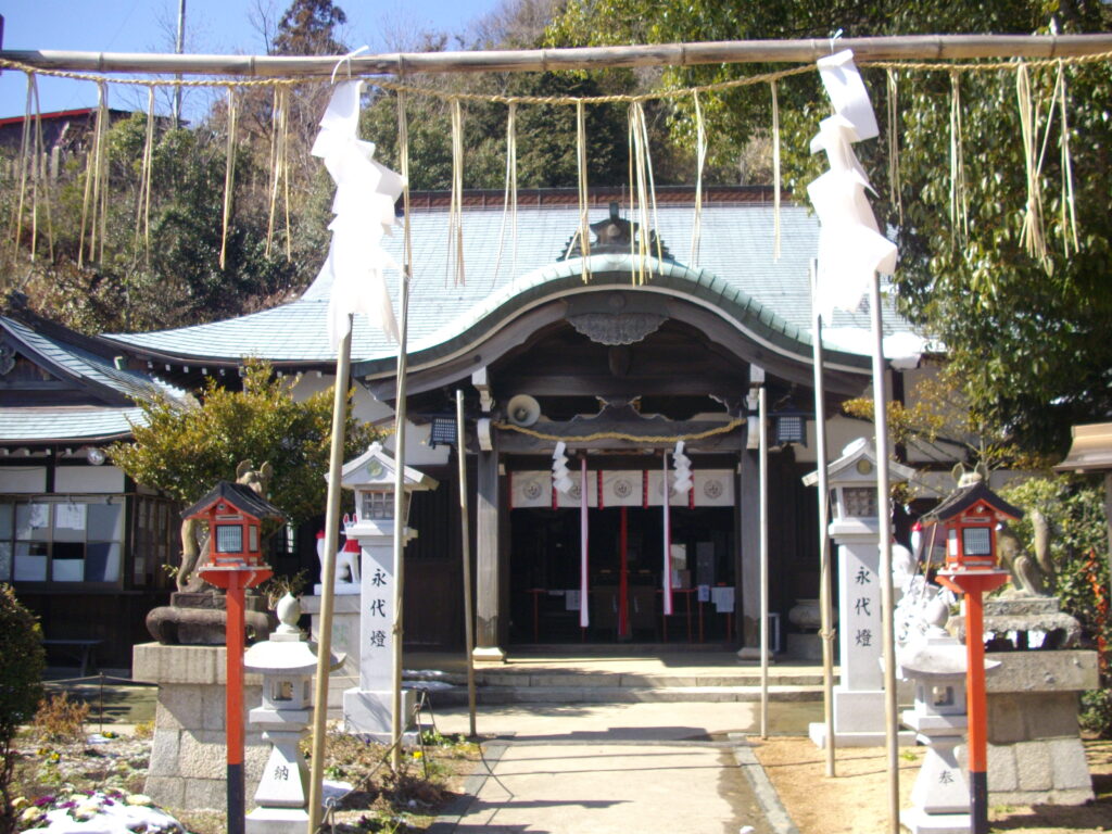 12：36　さらに進むと、高取神社があります。