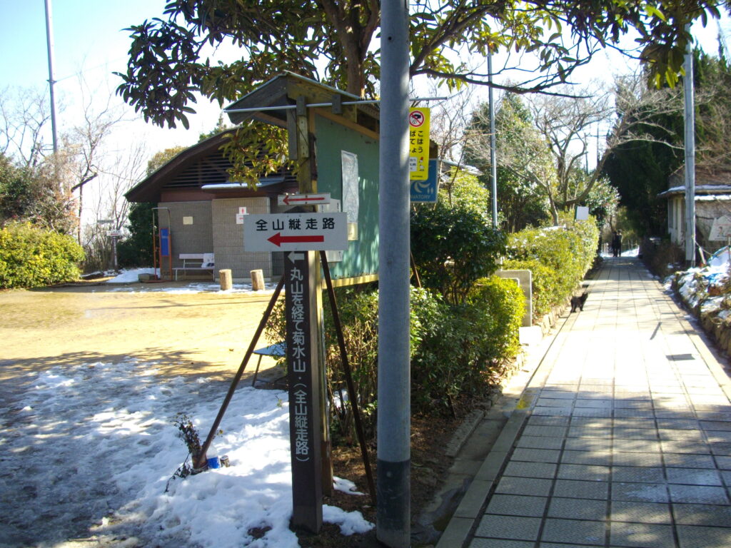 12：42　神社を下り、途中にあるトイレの横から下山します。